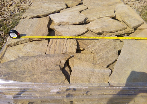 Kamenclub.ru: Песчаник пластушка желтый с разводом под дерево (2 см)  купить в Севастополе плитняк желтый с разводами, желтый, рыжий, серый песчаник пластушка рваная ландшафтная 11 000 руб/м3   фото КАМЕНЬ КЛУБ