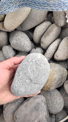 Kamenclub.ru: Галька речная окат (темно-серая) фр. 70-150 мм. купить  в Севастополе галька речная темно-серая, синяя, серая речная галька округлая  8000 руб/т   фото КАМЕНЬ КЛУБ