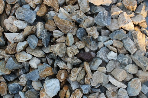 Kamenclub.ru: Мраморная крошка (щебень крошка медовый) фр. 20-40 мм.  купить в Севастополе мрамор бежевый рыжий желтый ландшафтная мраморная крошка 12000 руб/т   фото КАМЕНЬ КЛУБ