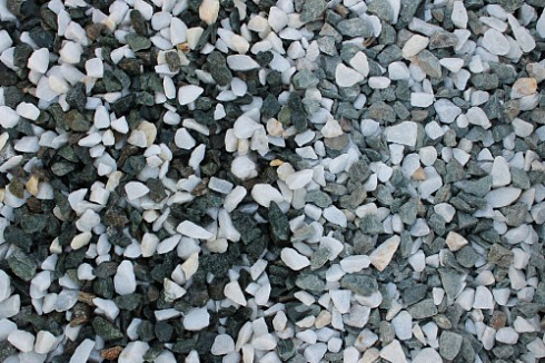 Kamenclub.ru: Мраморная крошка (щебень крошка микс: белый-зеленый) фр. 10-20 мм.  купить в Севастополе мрамор белый, зеленый каменная ландшафтная декоративная крошка щебня 9500 руб/т   фото КАМЕНЬ КЛУБ