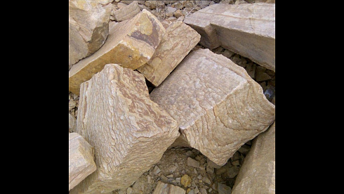 Kamenclub.ru: Песчаник пластушка желтый с рисунком (4-6 см)  купить в Севастополе плитняк пластушка желтый с рисунком песчаник 9 000 руб/м3   фото КАМЕНЬ КЛУБ