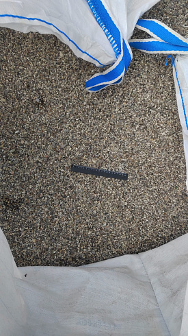 Kamenclub.ru: Галька речная окат (серая) фр.3-5 мм купить  в Севастополе галька речная серая бежевый темно-серый окатанный речной камень округлый 9500 руб/т   фото КАМЕНЬ КЛУБ