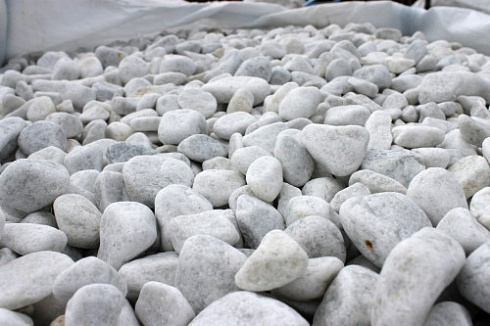 Kamenclub.ru: Мраморная крошка (щебень галтованный белый), фр.20-40 мм.  купить в Севастополе мрамор белый бежевый молочный мраморный щебень декоративный 17000 руб/т   фото КАМЕНЬ КЛУБ