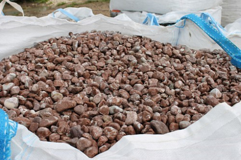 Kamenclub.ru: Мраморная крошка (щебень галтованный розовый) фр.10-20 мм.  купить в Севастополе мрамор розовый, красный ландшафтный декоративный окатанный округлый щебень 15000 руб/т   фото КАМЕНЬ КЛУБ