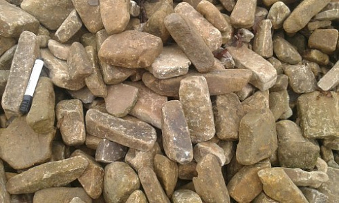 Kamenclub.ru: Песчаник для строительства и кладки блочный (фр 100-200 мм)  купить в Севастополе песчаник бежевый серый рыжий валун мелкий для строительства песчаник 6500 руб/т   фото КАМЕНЬ КЛУБ