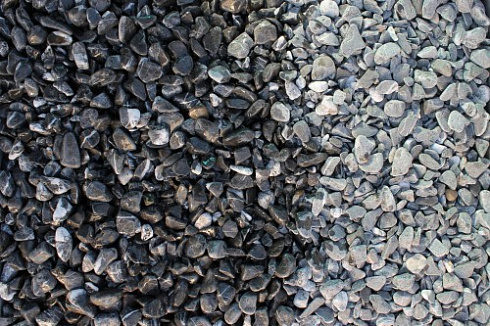 Kamenclub.ru: Щебень галтованный черный (мрамор) фр.10-20 мм.  купить в Севастополе мрамор черный с белыми прожилками, черный, белый окатанный округлый ландшафтный декоративный щебень 15000 руб/т   фото КАМЕНЬ КЛУБ