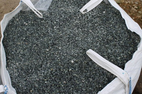 Kamenclub.ru: Щебень крошка зеленый (змеевик) фр. 10-20 мм.  купить в Севастополе змеевик зеленый, салатовый декоративная ландшафтная каменная крошка щебня 7 200 руб/т   фото КАМЕНЬ КЛУБ