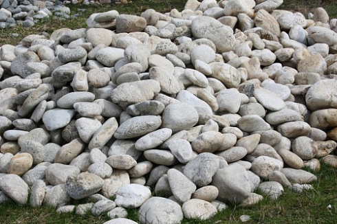 Kamenclub.ru: Бело-серый валунчик фр.100-300 мм.  купить в Севастополе крупный камень для ландшафта серый, белый бело-серый валун крупная галька 4500 руб/т   фото КАМЕНЬ КЛУБ