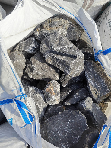 Kamenclub.ru: Черный мрамор скальник фр. 100-500 мм.  купить в Севастополе мрамор черный белый серый крупный колотый валун ландшафтный 8500 руб/т   фото КАМЕНЬ КЛУБ