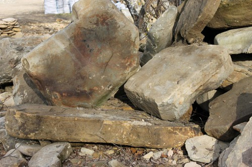 Kamenclub.ru: Песчаник плиты - плахи - пошаговые дорожки (фр. 70-150 мм)  купить в Севастополе песчаник серый бежевый желтый зеленый колотый песчаник строительный 6500 руб/т   фото КАМЕНЬ КЛУБ