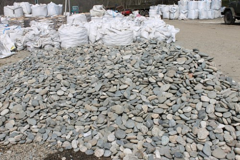 Kamenclub.ru: Галька речная плоская (ассорти) фр. 70-150 мм. купить  в Севастополе галька галечник серый белый темно-серый синий светло-серый плоская природная галька  9000 руб/т   фото КАМЕНЬ КЛУБ