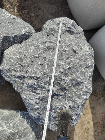Kamenclub.ru: Черный мрамор скальник фр. 1000-1500 мм.  купить в Севастополе мрамор черный белый серый крупный колотый валун ландшафтный 9000 руб/т   фото КАМЕНЬ КЛУБ