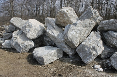 Kamenclub.ru: Мраморизированный известняк фр.500-1500 мм.  купить в Севастополе    10000 руб/т   фото КАМЕНЬ КЛУБ