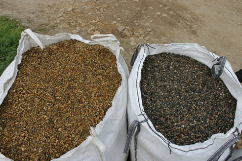 Kamenclub.ru: Галька окат (серо-желтая) фр.10-20 мм. купить  в Севастополе галька серо-желтая, рыжая, серый речная окатанная округлая галька 5000 руб/т   фото КАМЕНЬ КЛУБ