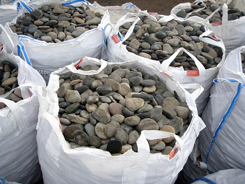 Kamenclub.ru: Галька речная плоская (ассорти) фр. 100-200-300 мм. купить  в Севастополе галька плоская разноцветная серый белый темно-серый синий речная галька ландшафтная 8000 руб/т   фото КАМЕНЬ КЛУБ