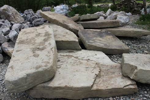 Kamenclub.ru: Песчаник плиты - плахи - пошаговые дорожки (фр. 70-150 мм)  купить в Севастополе песчаник серый бежевый желтый зеленый колотый песчаник строительный 6500 руб/т   фото КАМЕНЬ КЛУБ