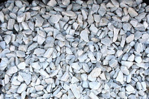 Kamenclub.ru: Мраморная крошка, щебень, цвет-белый, фр. 3-5 мм.  купить в Севастополе мрамор белый молочный бежевый мрамор колотый 11500 руб/т   фото КАМЕНЬ КЛУБ