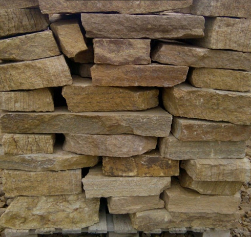 Kamenclub.ru: Песчаник пластушка желтый с рисунком (7-15 см)  купить в Севастополе плитняк - пластушка - бут желтый песчаник 10200 руб/м3   фото КАМЕНЬ КЛУБ