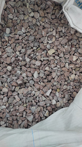 Kamenclub.ru: Мраморная крошка (щебень галтованный розовый) фр.20-40 мм.  купить в Севастополе мрамор розовый, красный оголтованный округлый щебень  15000 руб/т   фото КАМЕНЬ КЛУБ