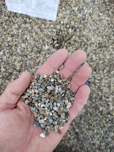 Kamenclub.ru: Галька речная окат (серая) фр.3-5 мм купить  в Севастополе галька речная серая бежевый темно-серый окатанный речной камень округлый 9500 руб/т   фото КАМЕНЬ КЛУБ
