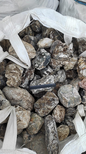 Kamenclub.ru: Кварцевый валунчик фр.100-300 мм.  купить в Севастополе кварц белый, бежевый молочный рыжий крупный природный камень галечник 7850 руб/т   фото КАМЕНЬ КЛУБ