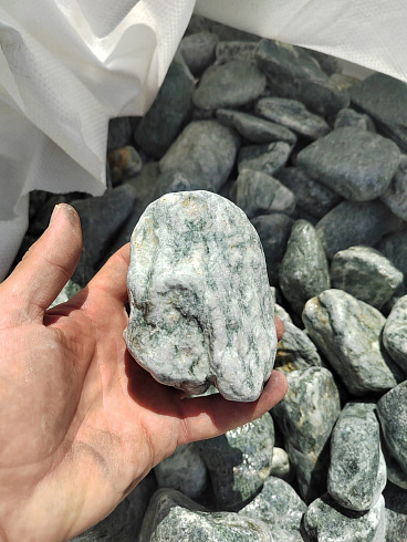 фото Галтованный жадеит (фр. 70-100 мм)  купить в Севастополе в интернет-портале КАМЕНЬ КЛУБ