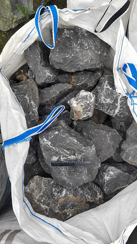 Kamenclub.ru: Черный мрамор скальник фр. 100-500 мм.  купить в Севастополе мрамор черный белый серый крупный колотый валун ландшафтный 8500 руб/т   фото КАМЕНЬ КЛУБ