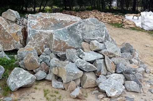 Kamenclub.ru: Гранит скальник (серо-зеленый) фр. 500-1500 мм.  купить в Севастополе гранит мрамор  серый зеленый темно-серый глыба скальная колотая ландшафтная 7 500 руб/т   фото КАМЕНЬ КЛУБ