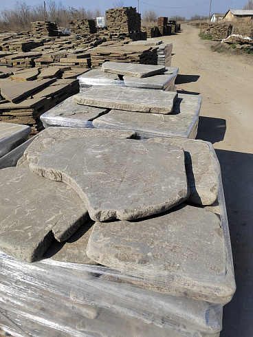 Kamenclub.ru: Песчаник пластушка галтованная светло-серая (3,0 см)  купить в Севастополе песчаник светло-серый, серый ландшафтный камень рваный колотый 21000 руб/м3   фото КАМЕНЬ КЛУБ