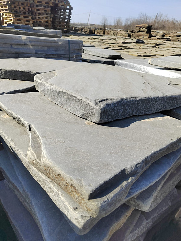 Kamenclub.ru: Песчаник пластушка светло-серый (4,0 - 6,0 см)  купить в Севастополе плитняк - пластушка светло-серый песчаник 12600 руб/м3   фото КАМЕНЬ КЛУБ