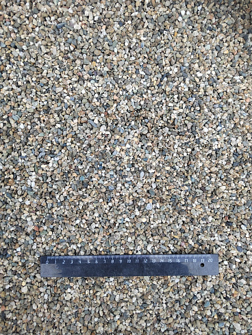Kamenclub.ru: Галька речная окат (серая) фр.3-5 мм купить  в Севастополе галька речная серая бежевый темно-серый окатанный речной камень округлый 9500 руб/т   фото КАМЕНЬ КЛУБ