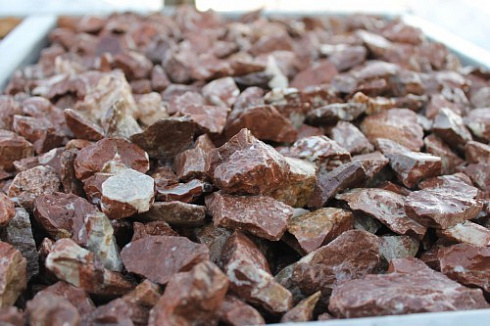 Kamenclub.ru: Мраморная крошка (щебень крошка розовый) фр. 20-40 мм.  купить в Севастополе мрамор розовый, красный мраморная крошка декоративная 11000 руб/т   фото КАМЕНЬ КЛУБ