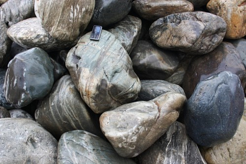 Kamenclub.ru: Речной валун Кабанчик фр.300-500 мм.  купить в Севастополе крупный природный камень галька серый, темно-серый речной валун галечник масштабный 7000 руб/т   фото КАМЕНЬ КЛУБ