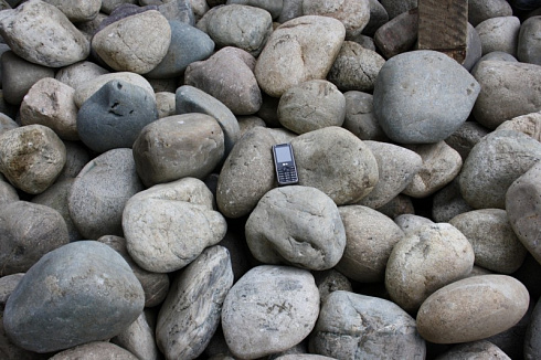 Kamenclub.ru: Темно-серый валунчик фр.100-300 мм.  купить в Севастополе крупный природный камень серый, темно-серый, светло-серый речная галька большого размера окатанная 4500 руб/т   фото КАМЕНЬ КЛУБ