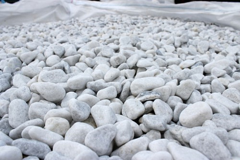 Kamenclub.ru: Мраморная крошка (щебень галтованный белый) фр.10-20 мм.  купить в Севастополе мрамор белый, молочный, айвори окатанный округлый декоративный ландшафтный щебень 17000 руб/т   фото КАМЕНЬ КЛУБ