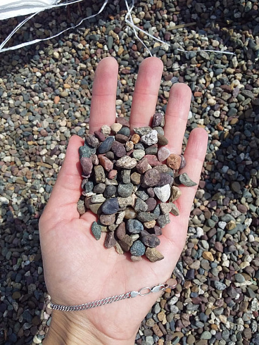 Kamenclub.ru: Галька речная окат цветная фр.5-10 мм. купить  в Севастополе галька речная белый, серый, красноватый, синий, темно-серый речная окатанная галька декоративная 6800 руб/т   фото КАМЕНЬ КЛУБ