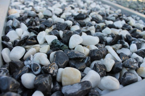 Kamenclub.ru: Мраморная крошка (щебень галтованный микс:белый-черный) фр.10-20 мм.  купить в Севастополе мрамор белый, черный окатанные округлые декоративные ландшафтные камни щебня 15500 руб/т   фото КАМЕНЬ КЛУБ