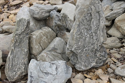 Kamenclub.ru: Песчаник декоративный ландшафтный (фр. 300-500 мм)  купить в Севастополе песчаник желтый рыжий серый зеленый валун речной окатанный природный песчаника 4 500 руб/т   фото КАМЕНЬ КЛУБ