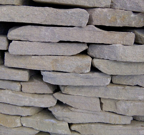 Kamenclub.ru: Песчаник пластушка светло-серый (4,0 - 6,0 см)  купить в Севастополе плитняк - пластушка светло-серый песчаник 12600 руб/м3   фото КАМЕНЬ КЛУБ