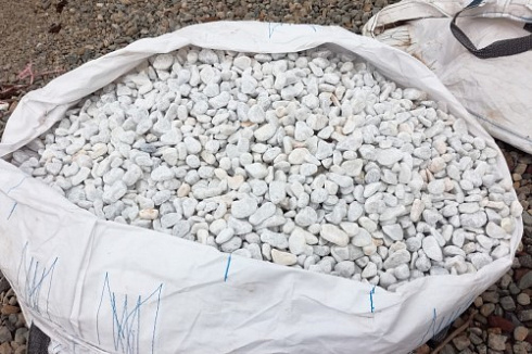 Kamenclub.ru: Мраморная крошка (щебень галтованный белый), фр.20-40 мм.  купить в Севастополе мрамор белый бежевый молочный мраморный щебень декоративный 17000 руб/т   фото КАМЕНЬ КЛУБ