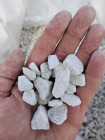 Kamenclub.ru: Мраморная крошка, щебень, цвет-белый, фр. 10-20 мм.  купить в Севастополе мрамор белый, молочный айвори каменная ландшафтная декоративная крошка шебня 12000 руб/т   фото КАМЕНЬ КЛУБ