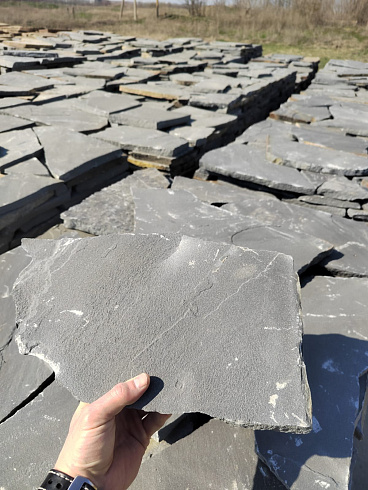 Kamenclub.ru: Песчаник пластушка светло-серый (2,0 см)  купить в Севастополе плитняк- ластушка светло-серый, серый рваный ландшафтный плитняк колотый 13800 руб/м3   фото КАМЕНЬ КЛУБ