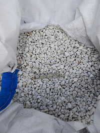 Kamenclub.ru: Мраморная крошка, щебень, цвет-белый, фр. 10-20 мм.  купить в Севастополе мрамор белый, молочный айвори каменная ландшафтная декоративная крошка шебня 12000 руб/т   фото КАМЕНЬ КЛУБ