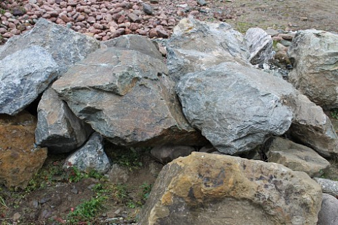 Kamenclub.ru: Змеевик скальник фр. 500-1500 мм.  купить в Севастополе змеевик зеленый серый черный глыба скальная колотая 7500 руб/т   фото КАМЕНЬ КЛУБ