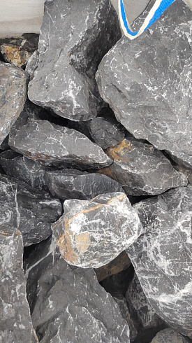 Kamenclub.ru: Черный мрамор скальник фр. 100-500 мм.  купить в Севастополе мрамор черный белый серый крупный колотый валун ландшафтный 8500 руб/т   фото КАМЕНЬ КЛУБ