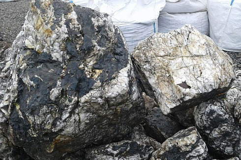 Kamenclub.ru: Черный гранит - кварцит фр. 100-500 мм.  купить в Севастополе мрамор гранит черный с белыми прожилками, серый, белый валун скальный колотый 7000 руб/т   фото КАМЕНЬ КЛУБ