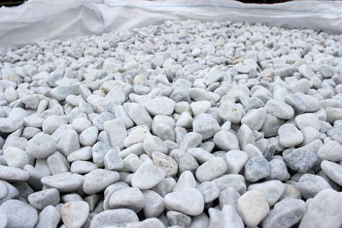 Kamenclub.ru: Мраморная крошка (щебень галтованный белый) фр.10-20 мм.  купить в Севастополе мрамор белый, молочный, айвори окатанный округлый декоративный ландшафтный щебень 17000 руб/т   фото КАМЕНЬ КЛУБ