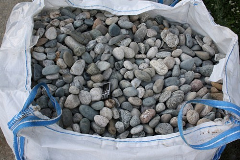 Kamenclub.ru: Галька речная окат (ассорти) фр. 50-100 мм. купить  в Севастополе галька природная округлая серая белая черная серая коричневая синяя галька речная окатанная округлая 6200 руб/т   фото КАМЕНЬ КЛУБ
