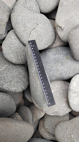 Kamenclub.ru: Галька речная плоская (темно-серая) фр. 70-150 мм. купить  в Севастополе галечник природный темно-серый серый синий речная плоская природная окатанная  9000 руб/т   фото КАМЕНЬ КЛУБ