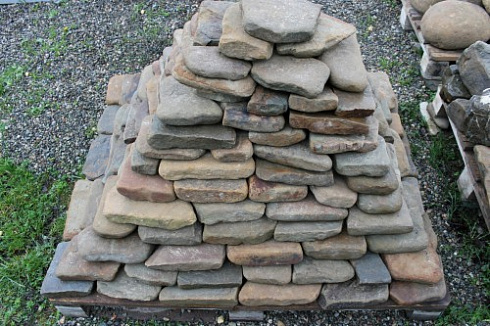 Kamenclub.ru: Песчаник галтованный для облицовки (фр. 2-5 см)  купить в Севастополе песчник рыжий желтый серый песчаник окатанный речной 6 000 руб/т   фото КАМЕНЬ КЛУБ